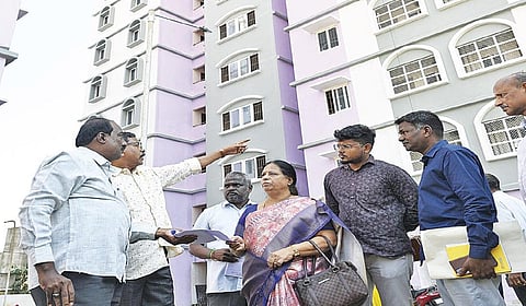 குமரகுருப்பள்ளத்தில் ரூ. 45.5 கோடியில் 12 தளங்கள் கொண்ட குடியிருப்பு கட்டப்படுவது குறித்து விளக்கிய அதிகாரிகள்.