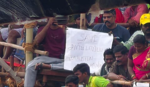 மதுரை பாலமேடு ஜல்லிக்கட்டுப் போட்டியை காண வந்த பார்வையாளர்கள் வைத்திருந்த டங்ஸ்டன் திட்ட எதிர்ப்பு பதாகை பலரது கவனம் ஈர்த்தது.