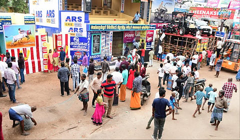 ஜல்லிக்கட்டுப் போட்டிக்கு தயார் நிலையில் உள்ள அலங்காநல்லூர் களம்