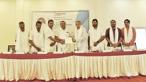 இந்திய தொழில் வர்த்தக சபை(ஐசிசிஐ) சார்பில், நிர்வாகக்குழு கூட்டம் ஒத்தக்கால் மண்டபம் பகுதியில் நடந்தது. இந்திய தொழில் வர்த்தக சபை சார்பில் பொள்ளாச்சி எம்.பி. ஈஸ்வரசாமியிடம் கோரிக்கை மனு அளிக்கப்பட்டது.