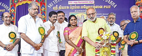 திருவையாறில் தியாகராஜரின் 177-வது ஆண்டு ஆராதனை விழாவை குத்துவிளக்கேற்றி தொடங்கிவைத்த மகாராஷ்டிரா ஆளுநர் சி.பி.ராதாகிருஷ்ணன். உடன், தியாகப் பிரம்ம சபா தலைவர் ஜி.கே.வாசன், மாவட்ட ஆட்சியர் பா.பிரியங்கா பங்கஜம் உள்ளிட்டோர்.