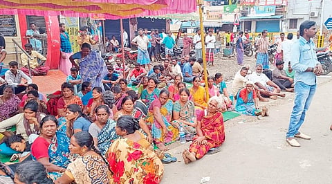 ஜல்லிக்கட்டில் உயிரிழந்த மாடுபிடி வீரரின் உடலை வாங்க மறுத்து உறவினர்கள் போராட்டம்