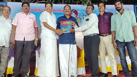 விழுப்புரத்தில் நடைபெற்ற மருதம் விழாவில் பங்கேற்ற கவிஞர் அறிவுமதிக்கு புத்தகம் பரிசளிக்கப்பட்டுகிறது. அருகில் அன்னியூர் சிவா உள்ளிட்டோர் உள்ளனர்.
