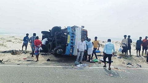 தனுஷ்கோடியில் விபத்துக்குள்ளான வேன்.