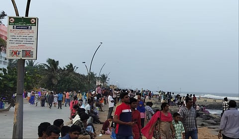 காணும் பொங்கலையொட்டி புதுச்சேரி கடற்கரையில் குவிந்த சுற்றுலாப் பயணிகள்