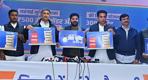 ரூ.500-க்கு காஸ் சிலிண்டர், 300 யூனிட் மின்சாரம் இலவசம் - டெல்லியில் காங்கிரஸ் வாக்குறுதி