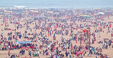 காணும் பொங்கலையொட்டி சென்னை மெரினா கடற்கரையில் நேற்று குவிந்த மக்கள்.படம்: ம.பிரபு