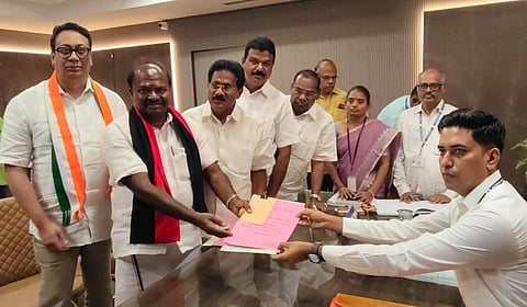 ஈரோடு கிழக்கு இடைத்தேர்தலில் திமுக சார்பில் போட்டியிடும் வி.சி.சந்திரகுமார் தனது வேட்புமனுவை தாக்கல் செய்தார்.