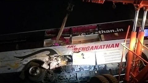 மதுரை சென்ற சொகுசு பேருந்து மீது டிப்பர் லாரி மோதியதில் 4 பேர் உயிரிழப்பு