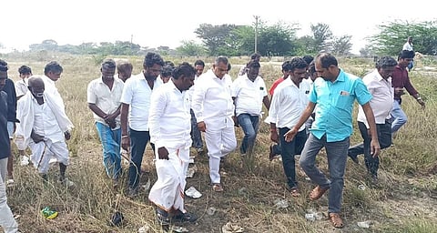 பரந்தூர் விமான நிலையம் அமைய உள்ள இடத்தை பார்வையிடும் தமிழக வெற்றிக் கழக பொதுச் செயலர் ஆனந்த் மற்றும் நிர்வாகிகள் போராட்டக் குழுவினர்.