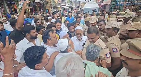 திருப்பரங்குன்றம் பழனிஆண்டவர் கோயில் முன்பு தடுப்புகள் அமைத்து பாதுகாப்பு பணியில் ஈடுபட்ட போலீஸார். படம்: எஸ்.கிருஷ்ணமூர்த்தி.
