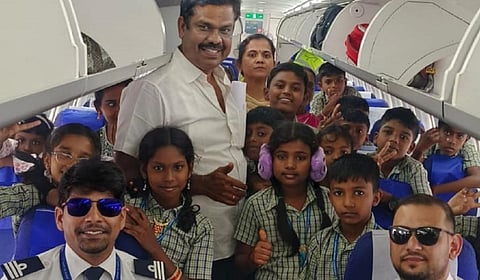 விமானத்தில் சென்னைக்கு சுற்றுலா அழைத்துச் செல்லப்பட்ட தென்காசி கொண்டலூர் அரசுப்பள்ளி மாணவர்கள்