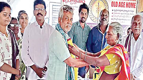 மணமகனுக்கு வயது 64; மணமகளுக்கு 68 - முதியோர் காப்பகத்தில் காதல் திருமணம்