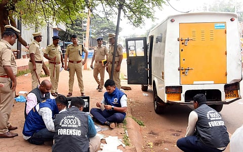 கர்நாடகாவில் 2 ஊழியர்களை சுட்டுக்கொன்ற ஏடிஎம் கொள்ளையர்களை பிடிக்க 5 தனிப்படை அமைப்பு