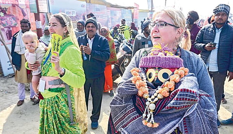 உத்தர பிரதேசத்தின் பிரயாக்ராஜில் மகா கும்பமேளா நடந்து வருகிறது. இதையொட்டி, திரிவேணி சங்கமத்தில் இதுவரை 10 ஆயிரத்துக்கும் மேற்பட்ட வெளிநாட்டினர் புனித
நீராடினர். பல்வேறு நாடுகளில் இருந்து 2 லட்சம் பேர் பங்கேற்பார்கள் என தெரிகிறது. நேற்றும் வெளிநாட்டினர் பலர் சிறப்பு வழிபாடு நடத்தினர். படம்: பிடிஐ