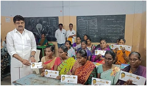 இலங்கை கடற்படையினரால் சிறைபிடிக்கப்பட்ட 70 மீனவர்களின் குடும்பத்தினருக்கு திமுக நிதியுதவி