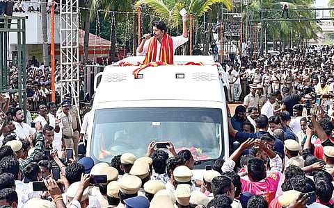 விமான நிலைய திட்டத்தை எதிர்த்து போராட்டம் நடத்தி வரும் பரந்தூர் போராட்ட குழுவினர் மற்றும் கிராம மக்களை தவெக தலைவர் விஜய் நேற்று சந்தித்தார். திறந்த வேனில் நின்றபடி பேசும் விஜய். படம்: பி.வேளாங்கண்ணி ராஜ்