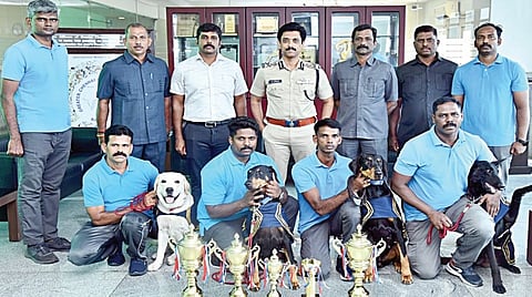 வளர்ப்பு நாய்களுக்கான கண்காட்சியில் 5 பரிசுகளை வென்ற, சென்னை காவல் மோப்ப நாய் பிரிவுக்கு சென்னை காவல் ஆணையர் அருண் பாராட்டு தெரிவித்தார். இந்நிகழ்ச்சியில் நுண்ணறிவுப் பிரிவு துணை ஆணையர் சக்தி கணேசன் உடனிருந்தார்.