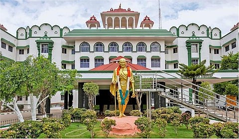 ஈஷா யோக மையத்துக்கு எதிரான புகார் - காவல்துறை விளக்கமளிக்க நீதிமன்றம் உத்தரவு
