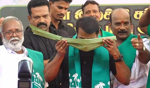 விழுப்புரம் அருகே நடந்த மாநாட்டில் நாதக தலைமை ஒருங்கிணைப்பாளர் சீமான் ‘கள்’ அருந்தி ஆதரவு தெரிவித்தார்