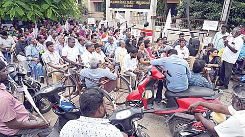 மாற்றுத் திறனாளிகளுக்கு வழங்கப்படும் மாதாந்திர கருணை தொகையை உயர்த்தி வழங்க கோரி, தாம்பரம் தாலுகா அலுவலகம் முன்பாக சிறை நிரப்பும் போராட்டம் நேற்று நடந்தது. | படம்: எம்.முத்துகணேஷ் |