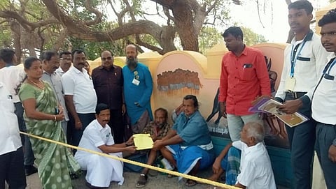 கன்னியாகுமரியில் யாசகர்கள் குறித்த கணக்கெடுப்பு பணிகளை பேரூராட்சி தலைவர் குமரி ஸ்டீபன் இன்று துவக்கி வைத்தார்.