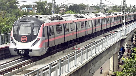 டெல்லி மெட்ரோ ரயிலில் தவறவிட்ட ரொக்கம், செல்போன், நகைகளை பயணிகளிடம் ஒப்படைத்த சிஐஎஸ்எப்