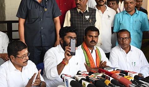 கோவையில் பாஜக தலைவர் அண்ணாமலை டங்ஸ்டன் சுரங்க ரத்து தொடர்பான அரசாணையை தனது செல்போனில் காட்டினார் | படம்: ஜெ.மனோகரன்
