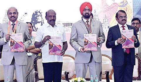 இந்திய ரேடியாலஜி மற்றும் இமேஜிங் அசோசியேஷன் (ஐஆர்ஐஏ) சார்பில் 23-வது ‘கதிரியக்க ஆசிய மாநாடு’ நந்தம்பாக்கம் வர்த்தக மையத்தில் நேற்று நடைபெற்றது. இதில் ஐஆர்ஐஏ ஆண்டு மலரை சுகாதாரத் துறை அமைச்சர் மா.சுப்பிரமணியன்
வெளியிட்டார். இஸ்ரோ விஞ்ஞானி அண்ணாதுரை, ஐஆர்ஐஏ தலைவர் வி.என்.வரபிரசாத், புதிய தலைவர் குர்தீப்சிங், ஒருங் கிணைப்பு குழு தலைவர் சி.அமர்நாத், செயலாளர் எல்.முரளிகிருஷ்ணா உள்ளிட்டோர் உடனிருந்தனர். | படம்:எஸ். சத்தியசீலன் |