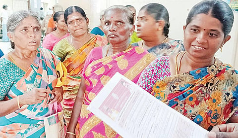 மகளிர் உரிமைத்தொகை கோரி திருப்பூர் மாவட்ட ஆட்சியர் அலுவலகத்துக்கு விண்ணப் பத்துடன் மனு அளிக்க திரண்ட பெண்களின் ஒரு பகுதியினர். | படம்: இரா.கார்த்திகேயன் |