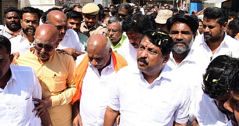 மதுரை திருப்பரங்குன்றத்தில் இன்று காசி விஸ்வநாதர் கோயிலுக்கு செல்வதற்காக தமிழ்நாடு சட்டமன்ற பாஜக குழு தலைவர் நயினார் நாகேந்திரன் எம்எல்ஏ, இந்து முன்னணி மாநிலத் தலைவர் காடேஸ்வரா சுப்பிரமணியம் ஆகியோர் மலைப்பாதை வழியாக சென்றனர். படம்: எஸ்.கிருஷ்ணமூர்த்தி.