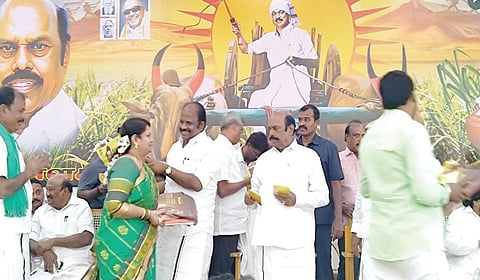கள்ளக்குறிச்சி மாவட்ட திமுக பொறுப்பாளர்களுக்கு ‘பொங்கல் பரிசு’ வழங்கும் அமைச்சர் எ.வ.வேலு