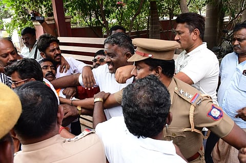 மதுரை ஜெய்ஹிந்த்புரத்தில் தங்கியிருந்த பாஜக சிறுபான்மையினர் அணி தேசிய செயலாளர் வேலூர் இப்ராஹிமை விடுவிக்கக்கோரி பாஜகவினர் போலீஸாருடன் வாக்குவாதத்தில் ஈடுபட்டதால் தள்ளுமுள்ளு ஏற்பட்டது. | படங்கள்: எஸ்.கிருஷ்ணமூர்த்தி.