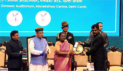 ஜார்கண்ட் மாநிலத்துக்கான தேசிய விருதை தலைமை தேர்தல் அதிகாரி ரவிகுமாருக்கு குடியரசுத் தலைவர் திரவுபதி முர்மு வழங்கினார்.