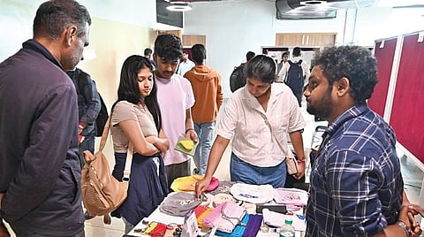 தரமணியில் உள்ள ஐஐடி ஆராய்ச்சி பூங்காவில் நடைபெற்ற கண்
காட்சியில் இடம்பெற்றிருந்த அரங்கத்தை பொதுமக்கள் பார்வையிட்டனர்.