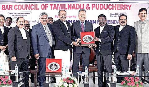 தமிழ்நாடு புதுச்சேரி பார் கவுன்சிலில் சட்டப்படிப்பு முடித்த மாணவர்கள் வழக்கறிஞராக பதிவு செய்யும் நிகழ்ச்சியில் சிறப்பு விருந்தினராகப் பங்கேற்ற உயர் நீதிமன்ற நீதிபதி ஜெகதீஷ் சந்திராவுக்கு நினைவுப் பரிசு வழங்கப்பட்டது. உடன் உத்தராகண்ட் உயர் நீதிமன்ற தலைமை நீதிபதி குகநாதன் நரேந்தர், தமிழ்நாடு புதுச்சேரி பார் கவுன்சில் தலைவர் பி.எஸ்.அமல்ராஜ் உள்ளிட்டோர் உள்ளனர்.