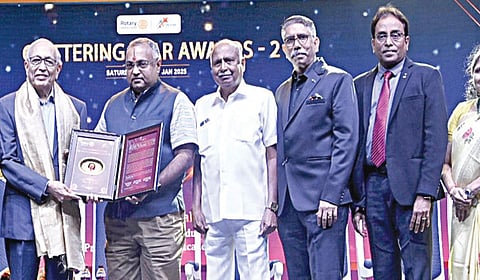 ரோட்டரி சங்கம் சார்பில் சென்னையில் நேற்று நடைபெற்ற ரோட்டரி கிளிட்டரிங் ஸ்டார் விருது வழங்கும் விழாவில், ஐஐடி இயக்குநர் வி.காமகோடி, ‘தி இந்து’ குழுமத்தின் இயக்குநர் என்.முரளி, சவீதா நிகர்நிலை பல்கலைக்கழக வேந்தர் என்.எம்.வீரய்யன் ஆகியோருக்கு உயர் நீதிமன்ற நீதிபதி வி.லட்சுமி நாராயணன் ரோட்டரி வாழ்நாள் சாதனையாளர் விருதுகளை வழங்கினார். அருகில் ரோட்டரி மாவட்ட ஆளுநர் மகாவீர் போத்ரா மற்றும் ரேட்டரி நிர்வாகிகள் உள்ளனர். | படம்: ம.பிரபு |