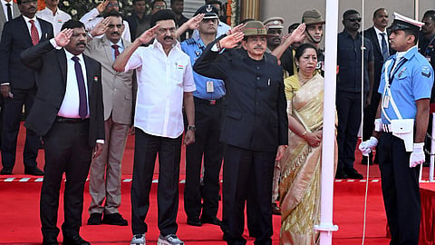 சென்னையில் குடியரசு தின விழா: தேசிய கொடியை ஏற்றிவைத்து ஆளுநர் ரவி மரியாதை
