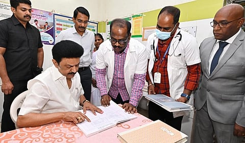 திண்டிவனம் அருகே ஒலக்கூர் வட்டார ஆரம்ப சுகாதார நிலையத்தில் முதல்வர் ஸ்டாலின் ஆய்வு மேற்கொண்டார்.