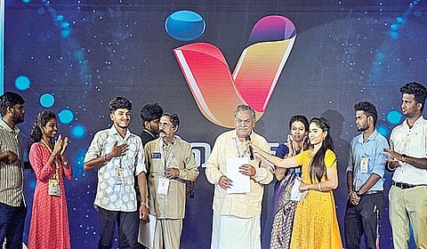 எஸ்.ஆர்.எம். தமிழ்ப்பேராயம் நடத்திய ‘சொல் தமிழா சொல் - 2025' பேச்சு போட்டியின் வெற்றியாளர்களை நடுவர்கள் முனைவர் விமலா அண்ணாதுரை, முனைவர் அரங்க ராமலிங்கம் ஆகியோர் அறிவித்தனர். தமிழ்ப் பேராயத்தின் தலைவர் கரு.நாகராஜன் உள்ளிட்டோர் உடன் இருந்தனர்.