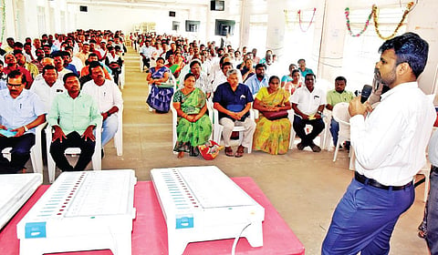 ஈரோடு கிழக்கு தொகுதி இடைத்தேர்தல் பணியில் ஈடுபட உள்ள தேர்தல் அலுவலர் களுக்கான பயிற்சி முகாமில், மாவட்ட தேர்தல் அலுவலர் ராஜ கோபால் சுன்கரா பேசினார்.