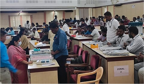 ஈரோடு கிழக்கு இடைத்தேர்தலில் பயன்படுத்தப்படும் வாக்குப்பதிவு இயந்திரங்களில் வேட்பாளர் பெயர் மற்றும் சின்னம் பொருத்தும் பணி தொடங்கியது.