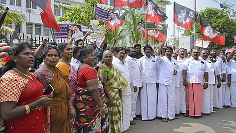 மீனவர்கள் கைது மற்றும் துப்பாக்கிச்சூடு சம்பவத்தைக் கண்டித்து புதுச்சேரியில் அதிமுக சார்பில் நடைபெற்ற கண்டன ஆர்ப்பாட்டம்
