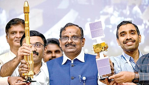 ஹரிகோட்டாவில் செய்தியாளர்களை சந்தித்த இஸ்ரோ தலைவர் வி.நாராயணன் ஜிஎஸ்எல்வி எப்-15 ராக்கெட்டின் மாதிரியை காண்பிக்கிறார். படம்: ஏஎப்பி