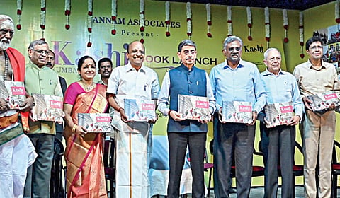 சென்னை அன்னம் அசோசியேட்ஸ் சார்பில் எழுத்தாளர் சுப்பு சுந்தரம் எழுதிய ‘காசி கும்பாபிஷேகம்’ நூல் வெளியீட்டு விழா, மயிலாப்பூர் பாரதிய வித்யா பவனில் நேற்று நடைபெற்றது. விழாவில் ஆளுநர் ஆர்.என்.ரவி நூலை வெளியிட்டார். ‘துக்ளக்' ஆசிரியர் எஸ்.குருமூர்த்தி, மத்திய அரசின் கூடுதல் சொலிசிட்டர் ஜெனரல் ஏ.ஆர்.எல்.சுந்தரேசன், ‘இந்து’ என்.ரவி, கிருஷ்ணா ஸ்வீட்ஸ் உரிமையாளர் எம்.முரளி, சென்னை ஐஐடி இயக்குநர் வி.காமகோடி, பிள்ளையார்பட்டி பிச்சை குருக்கள் உள்ளிட்டோர் உடனிருந்தனர். | படம்: எஸ்.சத்தியசீலன் |