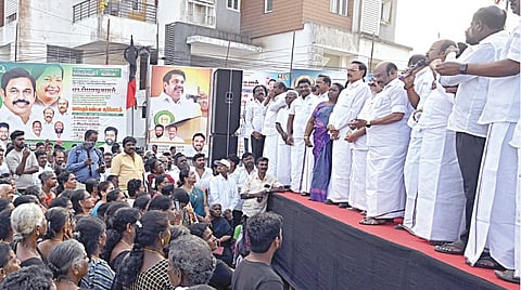 தாம்பரம் மாநகராட்சியில் அடிப்படை வசதிகள் நிறைவேற்றப்படாததைக் கண்டித்து, அதிமுக சார்பில் முன்னாள் அமைச்சர் டி.ஜெயக்குமார் தலைமையில் ஆர்ப்பாட்டம் பெருங்களத்தூரில் நேற்று நடைபெற்றது. | படம்: எம்.முத்துகணேஷ் |