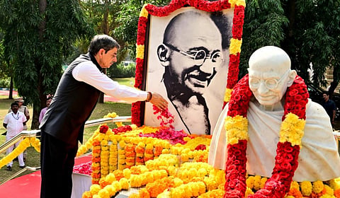 தியாகிகள் தினத்தையொட்டி கிண்டியில் உள்ள காந்தி மண்டபத்தில் வைக்கப்பட்டிருந்த மகாத்மாக காந்தியின் உருவப்படத்துக்கு ஆளுநர் ஆர்.என்.ரவி மலர்தூவி அஞ்சலி செலுத்தினார்