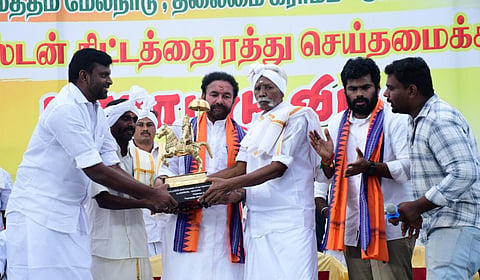டங்ஸ்டன் சுரங்க ரத்தைத் தொடர்ந்து மதுரை அ.வள்ளாலப்பட்டியில் நடந்த பாராட்டு விழாவில் மத்திய அமைச்சர் கிஷன்ரெட்டிக்கு நினைவுப்பரிசு வழங்கப்பட்டது | படங்கள்: எஸ்.கிருஷ்ணமூர்த்தி