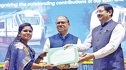 ரயில் சேவைக்கான சிறப்பு விருது வழங்கும் விழாவில், தனி நபர் பிரிவில் சிறப்பாக பணியாற்றியதற்காக தெற்கு ரயில்வேயின் மக்கள் தொடர்பு பிரிவு ஆய்வாளர் சுஜிதா பிரமோத்துக்கு தெற்கு ரயில்வே பொதுமேலாளர்
ஆர்.என்.சிங் விருது வழங்கினார்.