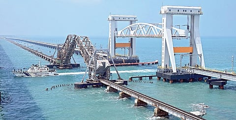 பாம்பன் பழைய, புதிய ரயில் தூக்குப் பாலங்கள் தூக்கப்பட்டதும் கடந்து செல்
லும் இந்திய கடலோர காவல்படையின் ரோந்துப் படகு.படம்: எல்.பாலச்சந்தர்